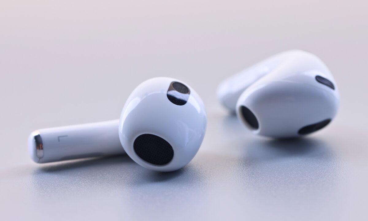 【保存版】AirPodsのバッテリー寿命を延ばすコツ5選！正しい充電と保管方法を徹底解説