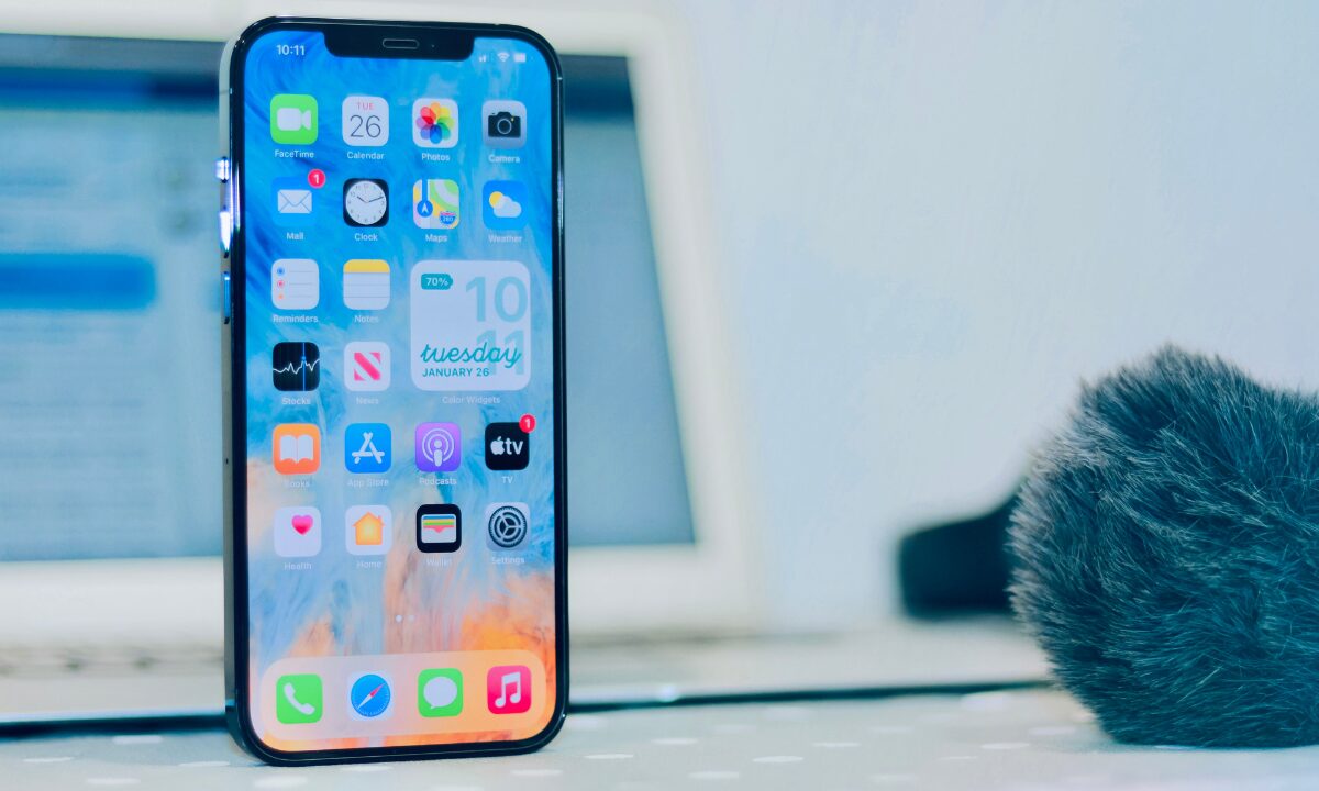 折りたたみ型iPhoneが2026年に登場か！最新予想は縦に折りたたむ形になりそう？