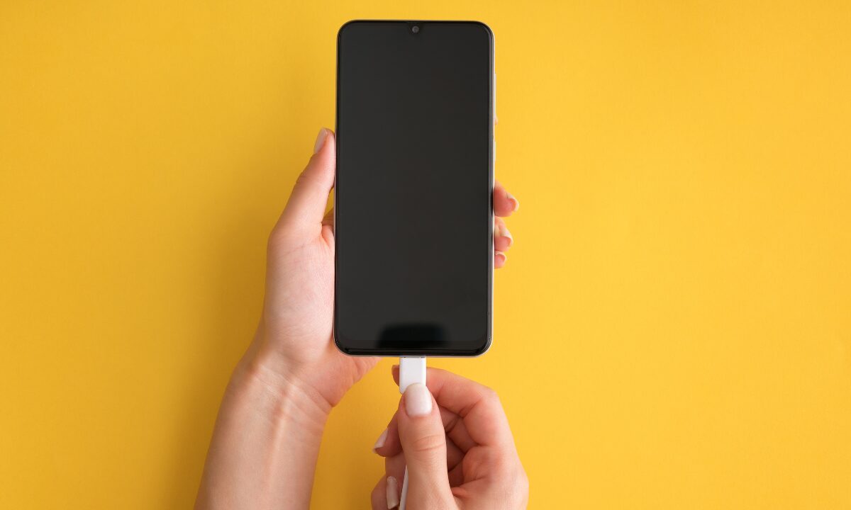iPhoneを充電しながら使用するのはバッテリーに悪影響？持ちを良くする対策を徹底解説