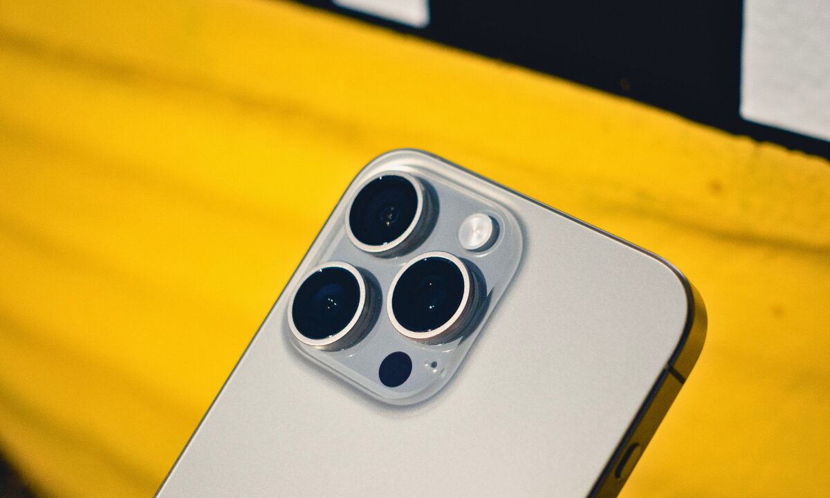 iPhoneのカメラレンズ保護フィルムは本当に必要？メリット・デメリットを徹底解説