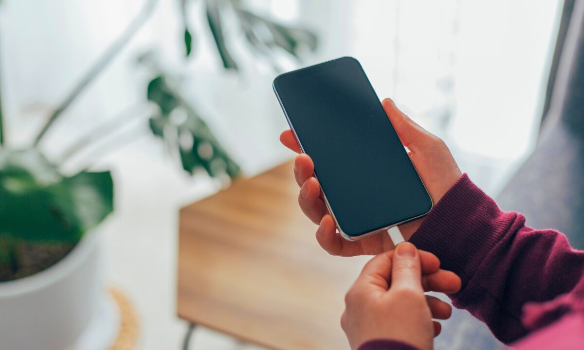 【保存版】iPhoneの充電アイテムのおすすめ製品を徹底解説｜充電器・ケーブル・ワイヤレス充電器